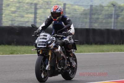 2011-aprilia-tuono-v4-spy-shot-2